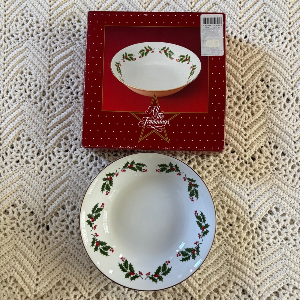 All The Trimmings 9" Vegetable Bowl Holly Berries Leaves Vintage Macy's in Box